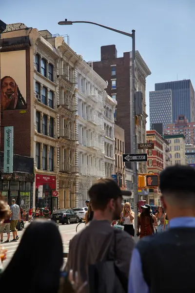 NUEVA YORK, EE.UU. - 26 DE NOVIEMBRE DE 2022: concurrido distrito céntrico con multitud de peatones en el día de otoño - foto de stock