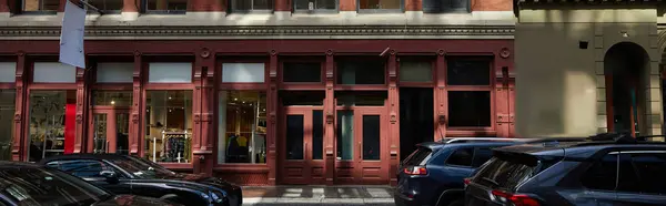 Старинное здание и автомобили, движущиеся по проезжей части центра города в Нью-Йорке, баннер — стоковое фото
