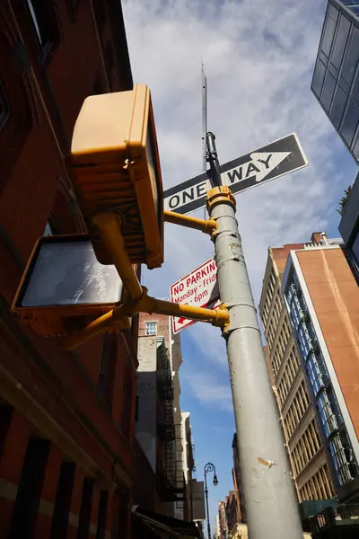 Vista de ángulo bajo del poste de la calle con señales de tráfico y semáforos en la ciudad de Nueva York, señalización urbana - foto de stock