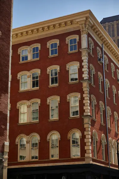 Canto do edifício vintage vermelho com decoração de estuque no centro da cidade de Nova Iorque, streetscape — Fotografia de Stock