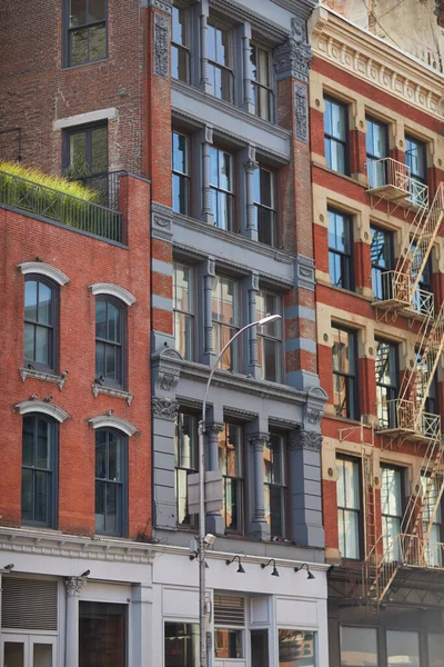 Edificios antiguos con escaleras de escape de incendios en el centro de la ciudad de Nueva York, paisaje urbano en otoño - foto de stock