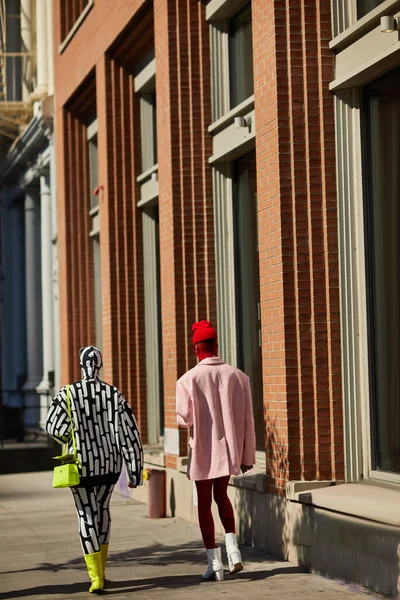 NUEVA YORK, EE.UU. - 26 DE NOVIEMBRE DE 2022: Vista trasera de una pareja de glamour caminando a lo largo de la avenida de otoño en la ciudad de Nueva York, residentes de metrópolis - foto de stock