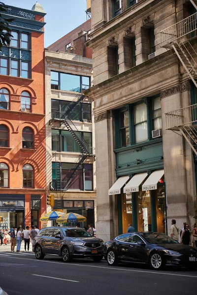 NUEVA YORK, EE.UU. - 26 DE NOVIEMBRE DE 2022: peatones caminando por el distrito comercial con boutiques modernas - foto de stock
