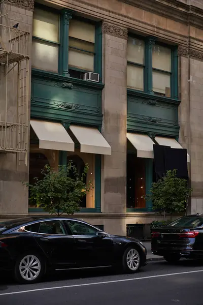 Voitures garées près de bâtiment en pierre grise avec des propriétaires au centre-ville de New York, paysage de rue automnal — Photo de stock