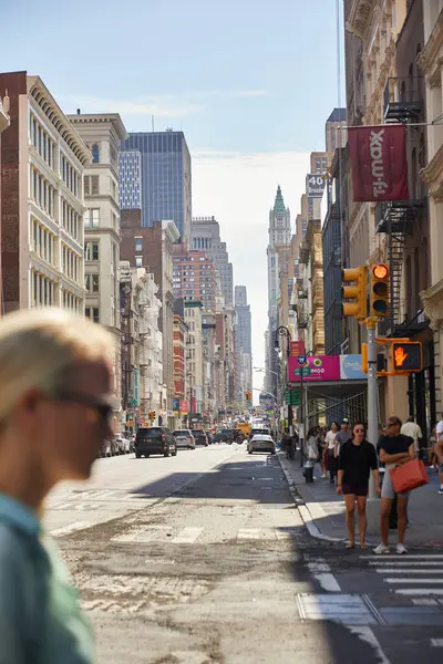 NEW YORK, USA - 26 NOVEMBRE 2022: Broadway con pedoni, automobili e grattacieli sullo sfondo — Foto stock
