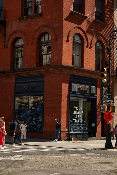 NUEVA YORK, EE.UU. - 26 DE NOVIEMBRE DE 2022: Tienda de ropa Madewell en la esquina del edificio de ladrillo rojo - foto de stock