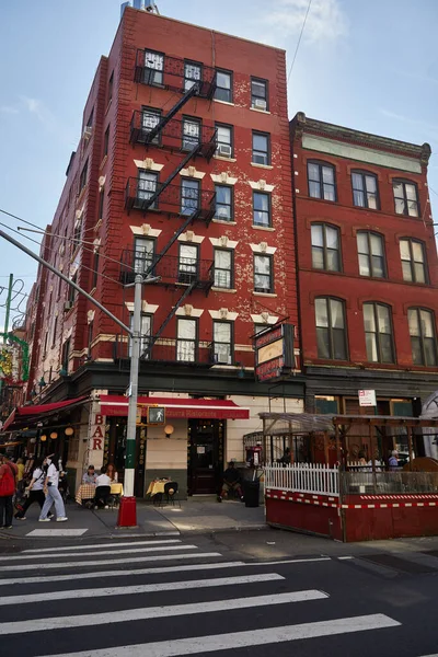 NEW YORK, USA - 26. NOVEMBER 2022: Bar in rotem Backsteingebäude an der Straßenecke in Manhattan — Stockfoto
