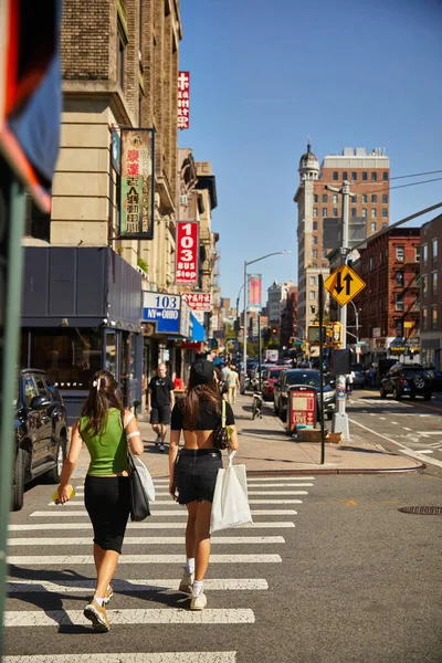 NEW YORK, USA - 26. NOVEMBER 2022: Fußgänger auf dem Zebrastreifen einer belebten Allee in Chinatown — Stockfoto