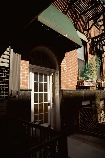 Entrada de vivienda en acogedor barrio de nueva york ciudad, encanto de la ciudad y arquitectura urbana - foto de stock