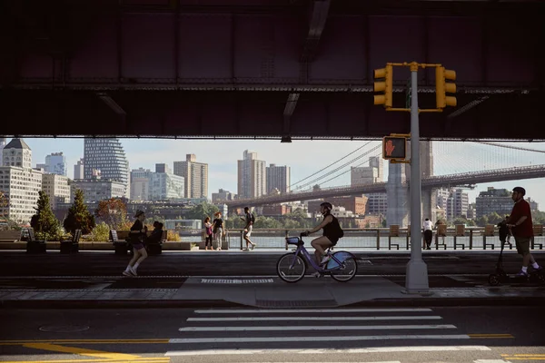 NEW YORK, ÉTATS-UNIS - 26 NOVEMBRE 2022 : Des gens sur le remblai d'une rivière orientale avec un paysage urbain pittoresque — Photo de stock