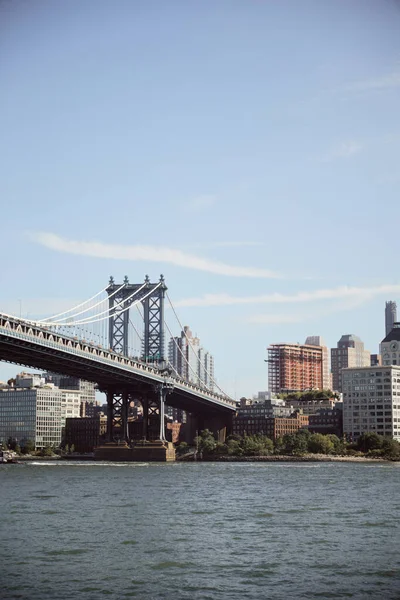 Manhattan bridge over east river and scenic new york cityscape with modern skyscrapers, autumn scene — Stock Photo