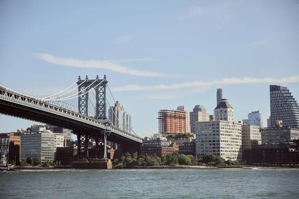 Puente de Manhattan sobre el río Este y pintoresco paisaje urbano de Nueva York con rascacielos modernos - foto de stock