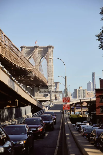 Dichter Verkehr auf der berühmten Brooklyn Bridge im Berufsverkehr in New York City, Metropolatmosphäre — Stockfoto