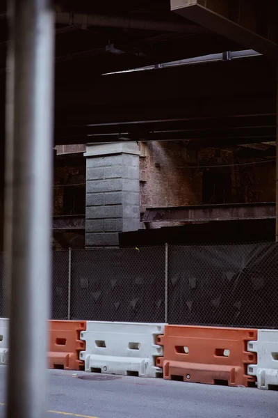 Chaussée de circulation avec des barrières routières en plastique sous le pont urbain dans la ville de New York, scène de la métropole — Photo de stock