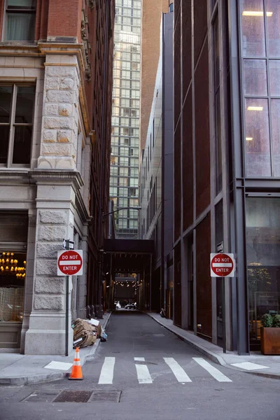 Não entrar sinais de estrada entre edifícios contemporâneos na rua urbana na cidade de Nova Iorque, paisagem urbana — Fotografia de Stock
