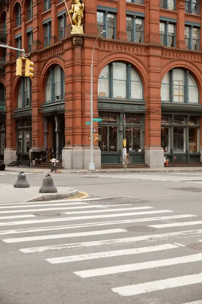 Знаменитое здание шайба рядом с пешеходным переходом в Манхэттене, ориентир Нью-Йорка — стоковое фото