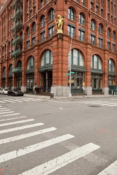 NUEVA YORK, EE.UU. - 26 DE NOVIEMBRE DE 2022: Crosswalk cerca del icónico edificio del disco en crosswalk en Manhattan, punto de referencia de la ciudad de Nueva York - foto de stock