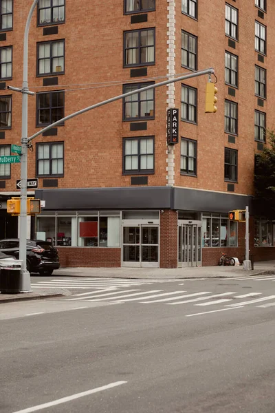 В кирпичном здании рядом с перекрестком в центре Нью-Йорка, на городской улице — стоковое фото