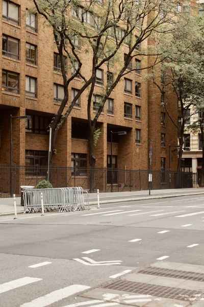 Large chaussée près de la construction de briques et d'arbres d'automne dans la ville de New York, paysage de rue de la métropole — Photo de stock