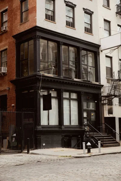 Bâtiment en brique avec de grandes fenêtres sur façade noir et blanc dans la ville de New York, architecture urbaine — Photo de stock