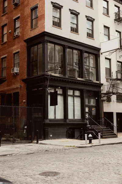 Цегляна будівля з чорно-білим зовнішнім виглядом і великими вікнами в нью-йоркському місті, міська архітектура — стокове фото