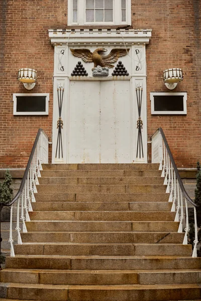 Edifício de tijolos com porta branca decorada e escadas de pedra na cidade de Nova Iorque, arquitetura urbana — Fotografia de Stock