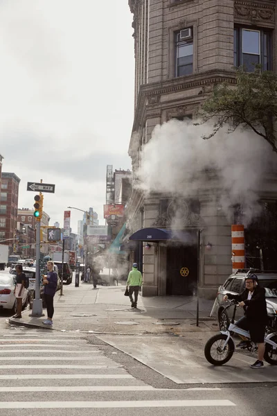 NEW YORK, USA - 26. NOVEMBER 2022: Fußgängerüberweg auf der Allee mit Dampf, Großstadtszene — Stockfoto