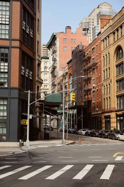 Нью-Йоркська вулиця з сучасними і старовинними будівлями біля перехрестя руху з пішохідним переходом — стокове фото