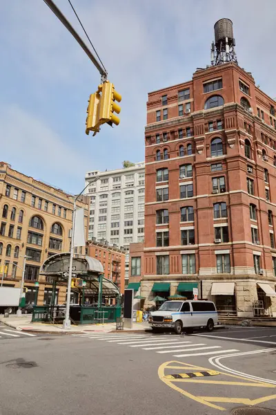 Rue new york avec des bâtiments modernes et vintage près de l'intersection de la circulation avec les feux de circulation — Photo de stock
