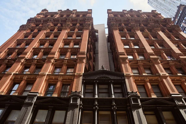 Vista de ángulo bajo del edificio de piedra vintage en el centro de la ciudad de Nueva York, arquitectura urbana, pancarta - foto de stock