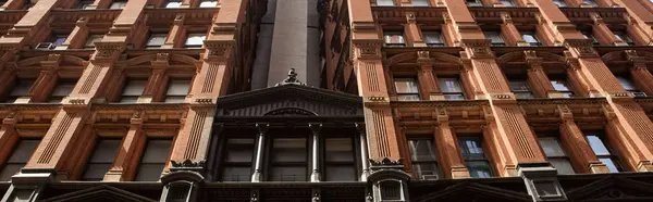 Vue à angle bas du bâtiment en pierre au centre-ville de New York, architecture vintage, bannière — Photo de stock
