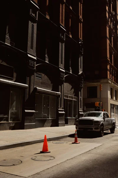 Сучасний автомобіль, припаркований біля старовинної кам'яної будівлі на вулиці в центрі Нью-Йорка, вуличний пейзаж — стокове фото