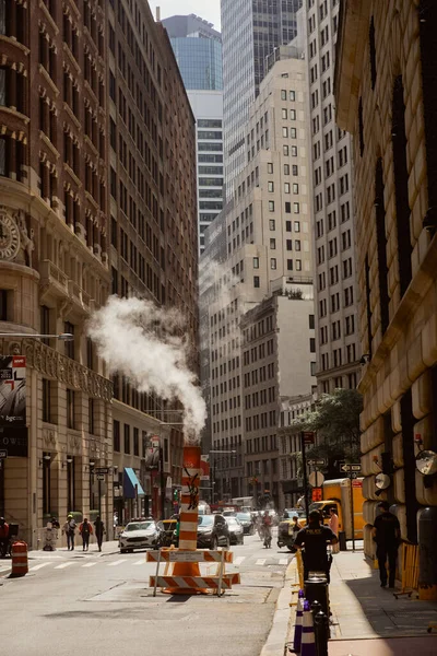 NEW YORK, USA - NOVEMBER 26, 2022: busy avenue with traffic, pedestrians and steam pipe in downtown — Stock Photo