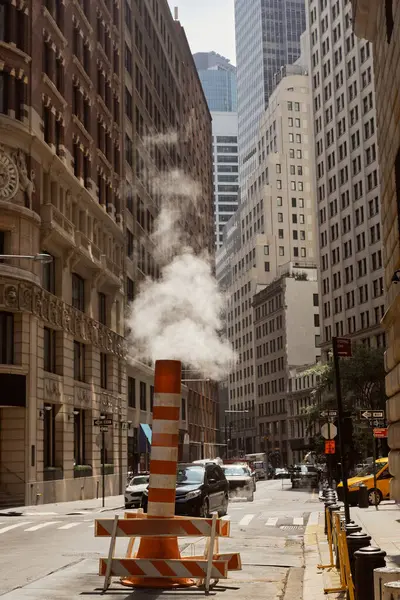 Парові труби на міській вулиці з автомобілями, що рухаються по проїжджій частині Нью-Йорка в центрі міста, міська сцена — стокове фото