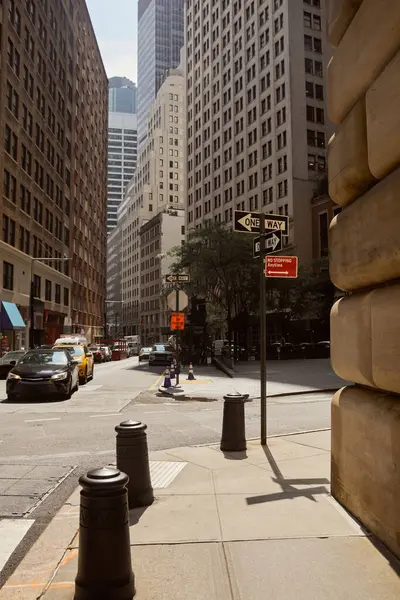New York City Street mit bewegtem Verkehr und modernen Gebäuden im Herbst, Metropolumgebung — Stockfoto