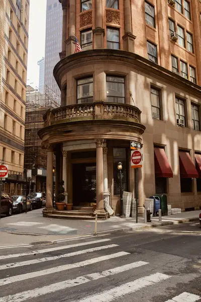 Edificio de esquina con balaustrada de piedra en el balcón en el centro de la ciudad de Nueva York, arquitectura vintage - foto de stock