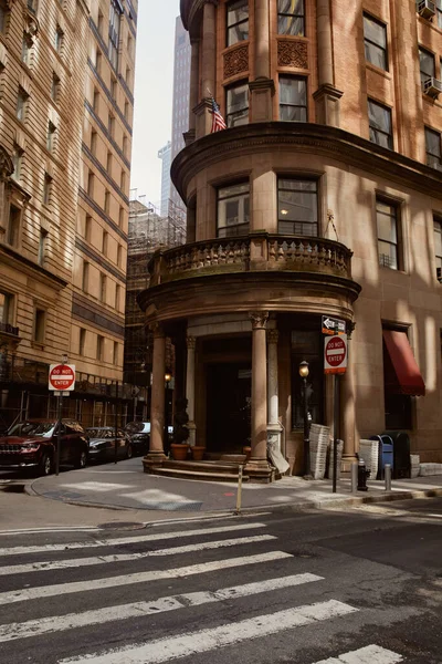 NEW YORK, USA - 26 NOVEMBRE 2022: Edificio d'epoca in pietra con balaustra sul balcone del centro, architettura di New York — Foto stock