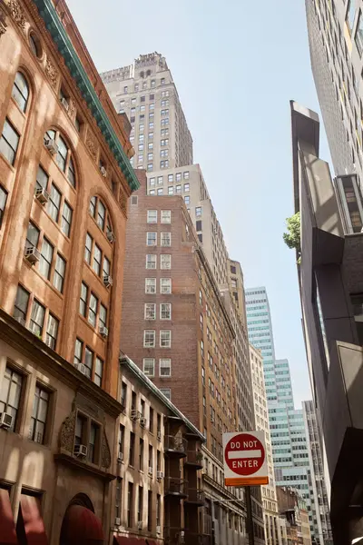 No entrar signo en avenida con edificios modernos y vintage en la ciudad de Nueva York, paisaje urbano - foto de stock