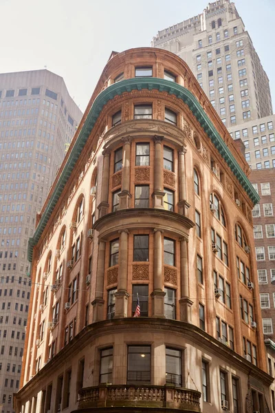 Vintage stone building against modern skyscrapers, architectural symbiosis in new york city — Stock Photo