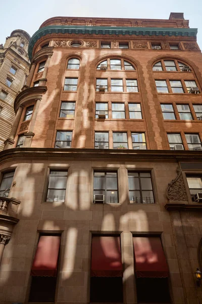 Arquitetura da cidade de Nova Iorque, vista de baixo ângulo do edifício vintage com decoração de pedra, cena urbana — Fotografia de Stock