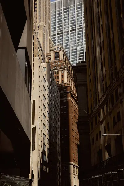 Edificios altos y rascacielos modernos en la ciudad de Nueva York, arquitectura contemporánea de metrópolis - foto de stock