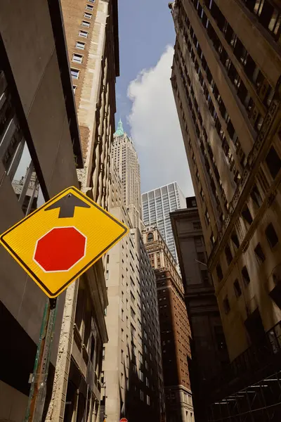 Вигляд на дорожній знак, високі будівлі та хмарочоси в нью-йорку, мегаполіс сцени — стокове фото