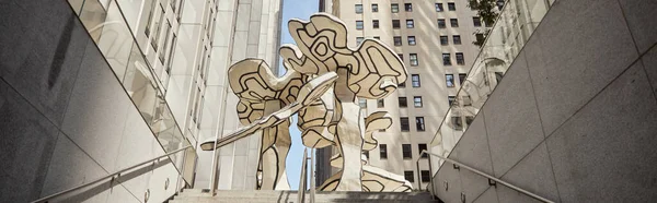 Vista a basso angolo di scale e installazione d'arte contro edifici moderni nella città di New York, banner — Foto stock