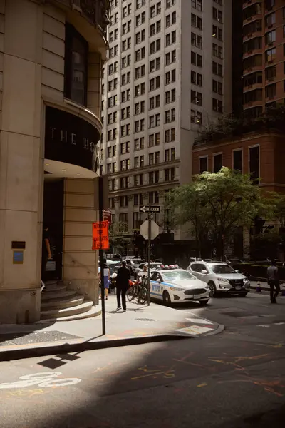 NEW YORK, USA - NOVEMBER 26, 2022: pedestrians on sidewalk and cars on crossroad in downtown — Stock Photo