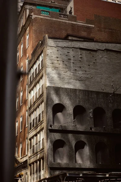 Креативный каменный декор на кирпичных зданиях на городской улице в центре города, архитектура города Нью-Йорка — стоковое фото