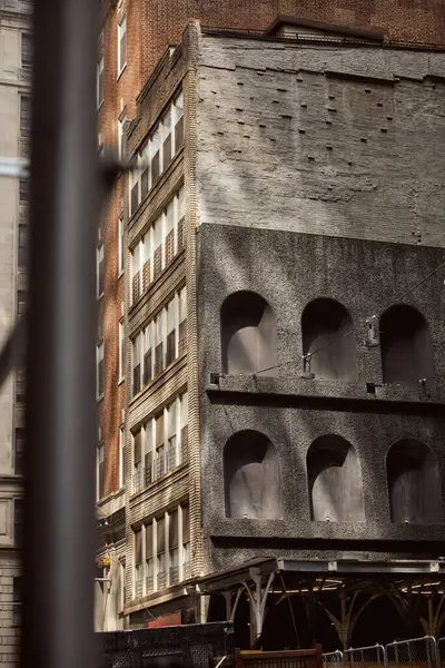 Steindekor auf Backsteingebäuden an der städtischen Straße in der Innenstadt, kreative Architektur von New York City — Stockfoto