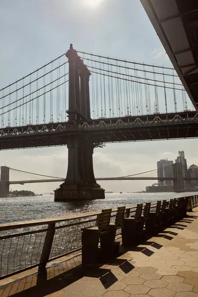 Böschung des East River und malerische Aussicht auf die Manhattan-Brücke in New York City, herbstliche Szene — Stockfoto