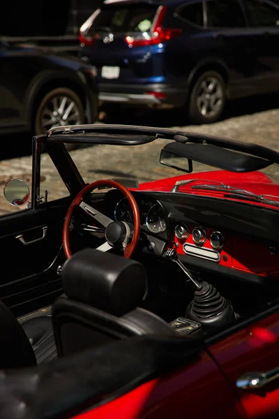 Red vintage car parked near modern vehicles on blurred background in new york city, street scene — Stock Photo