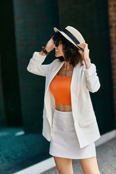 Eine Frau im weißen Blazer und Rock genießt ihre Reise durch Europa. — Stockfoto