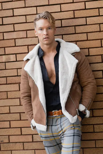 A handsome blonde man in stylish attire walks down a street in Orlando, Florida. — Stock Photo
